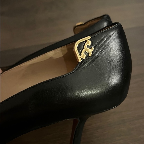 Tory Burch Elegant Black Leather Pointed Toe Heels - Picture 3 of 4